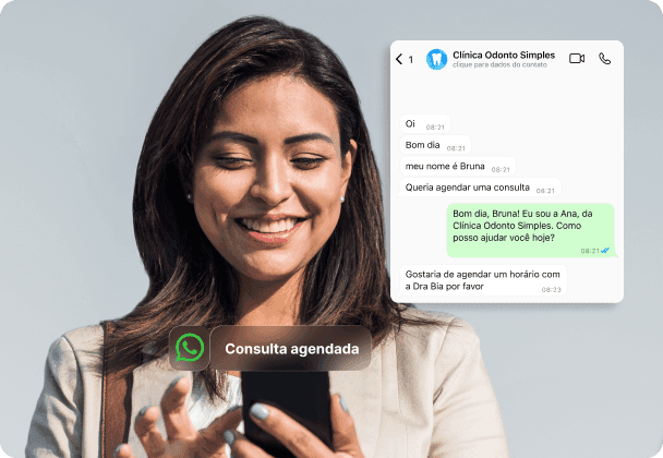 Paciente sorrindo ao celular em conversa no WhatsApp em que a Secretária IA do Simples Dental responde, agenda o horário e confirma a consulta