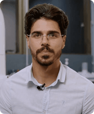 Dr. Mayk Macaully trabalhando com o sistema Simples Dental