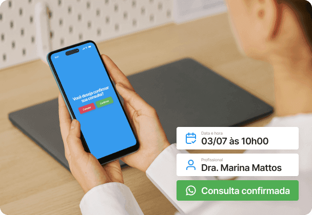 Paciente segurando celular com mensagem de confirmação de consulta pelo WhatsApp do Simples Dental, com data, profissional e status de consulta confirmada